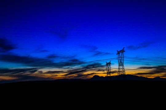 戈壁夕阳输电塔