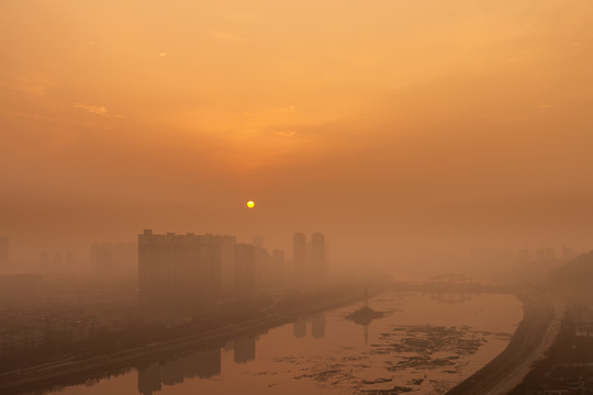 雾中城市日出景观