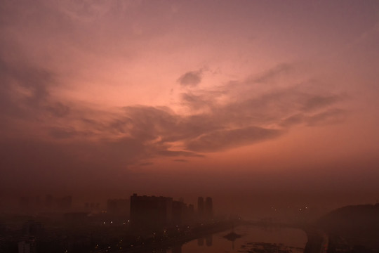 黎明时朝霞满天的城市景观