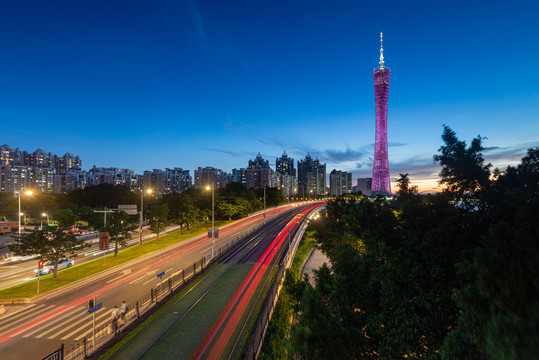 广州塔与有轨电车公路交通夜景