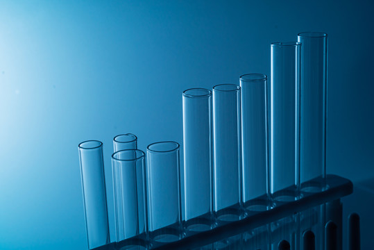一排生物化学实验的玻璃试管