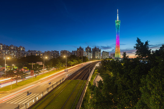 彩色小蛮腰与城市公路车流夜景