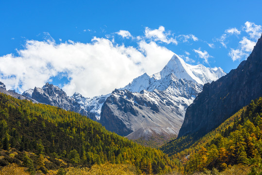 稻城亚丁央迈勇雪山