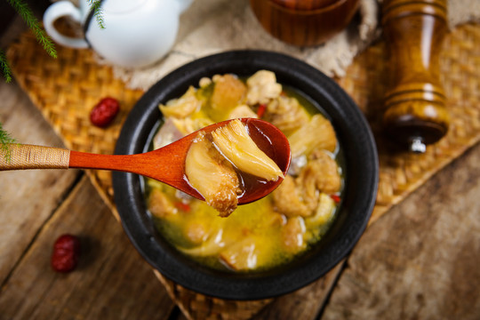美味营养猴头菇炖鸡汤