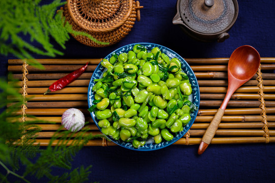 新鲜诱人韭菜炒蚕豆仁