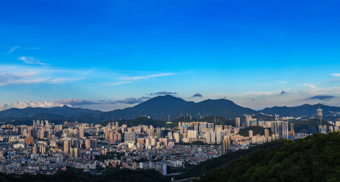 夜幕降临前的梧桐山