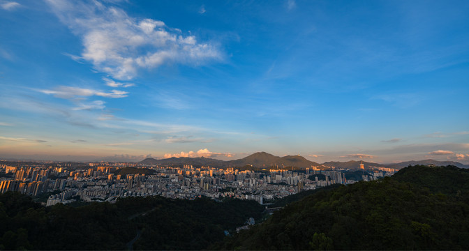 黄昏下阳光照射在梧桐山