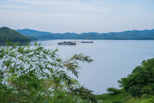 湖水山景