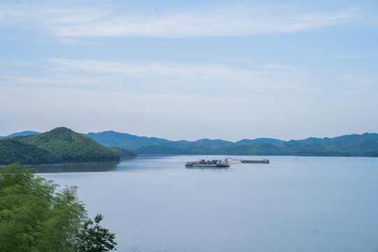 湖水山景