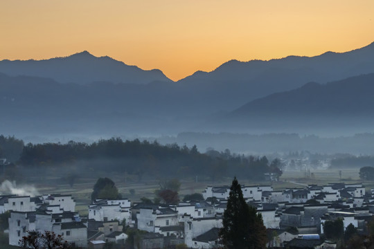 皖南朝霞山峦村庄秋色