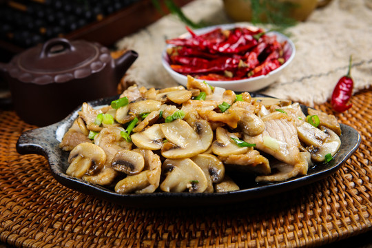 白蘑菇炒肉