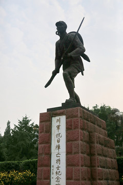 川军抗日纪念碑川军雕像