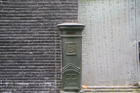 嵌入墙中的邮筒
