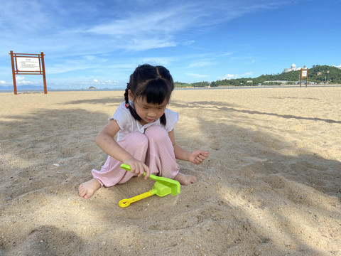 在沙滩玩沙的儿童