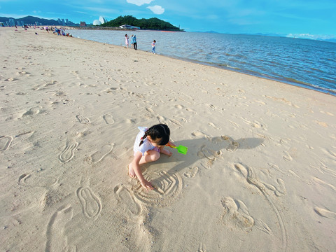 海边玩沙