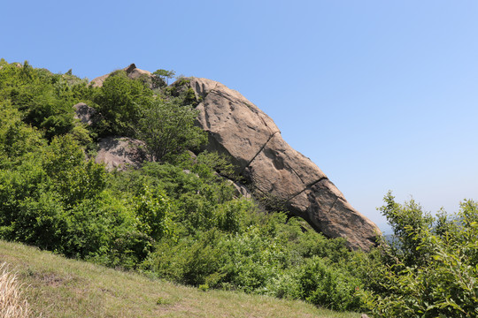 信阳龙袍山山顶风光大别山自然