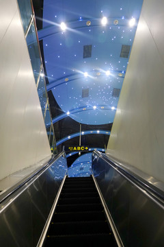 青岛芝泉路地铁站自动扶梯