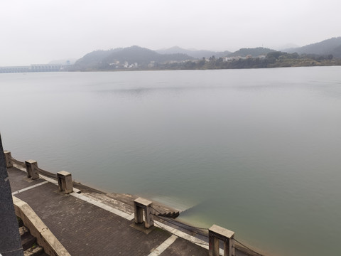 江边阴天