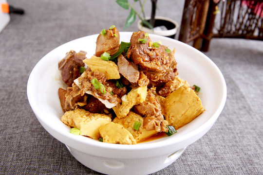 腌猪骨头炖豆腐