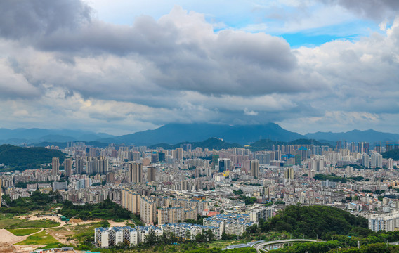 高不见顶的深圳梧桐山