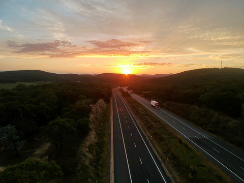 黄昏的高速公路