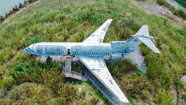 荒野中停放的民航飞机
