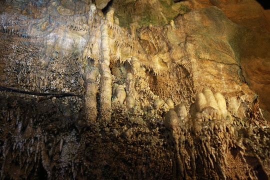 洞穴石笋钟乳石