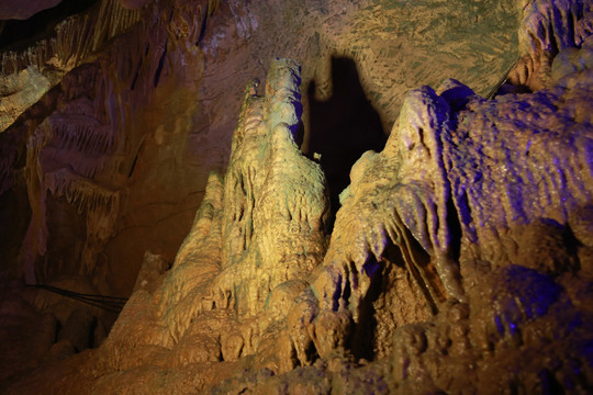 洞穴石笋钟乳石