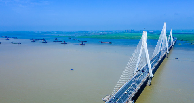 洞庭湖大桥船运航拍全景