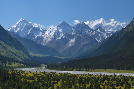 崇山峻岭