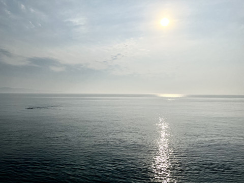 清晨的大海波光粼粼海面