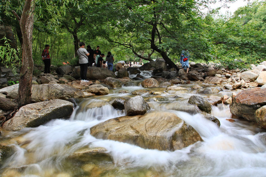 山涧溪流