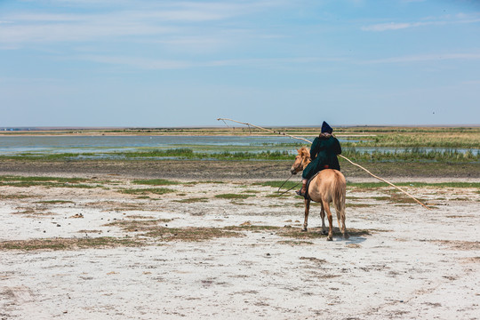 草原春季蒙古族骑马