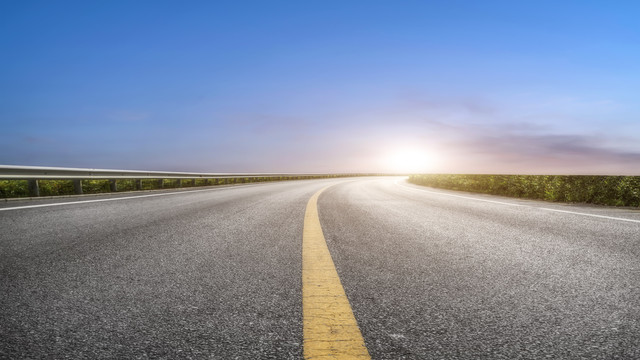 前进的道路和天空背景