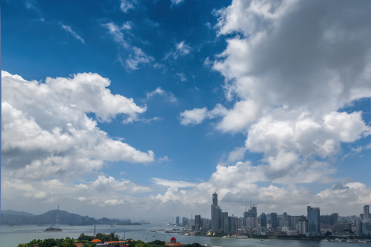 海滨城市天际线和天空背景