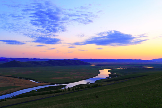 牧场河流夕阳