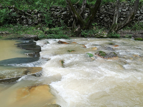 小河流水