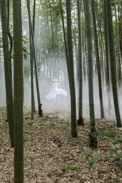 竹林晨雾美女翩翩起舞