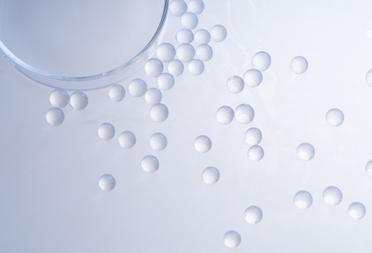 透明水球和玻璃容器医美概念