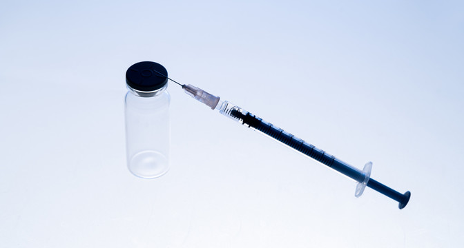 实验室中疫苗瓶和注射器