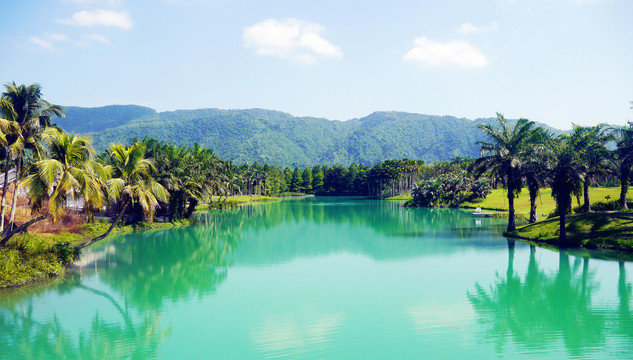 台湾花莲山间的碧绿湖泊