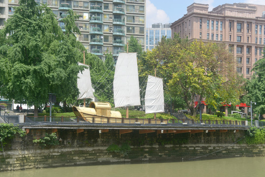 成都府河畔思蜀园园林帆船雕塑