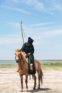 骑马蒙古族女人