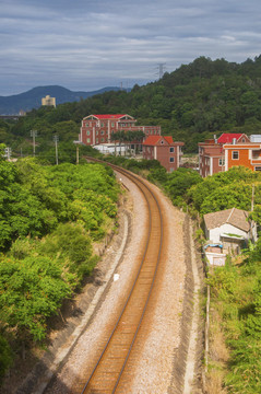 穿村而过的铁路