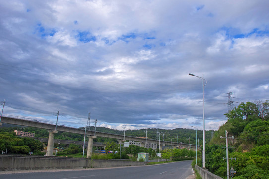 多云天空下的道路