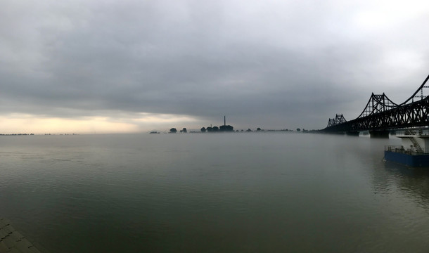 阴云密布下的鸭绿江大桥