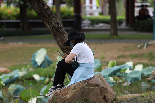 西湖观赏荷花的美女