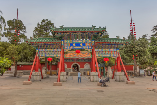 北海公园永安寺牌楼与山门