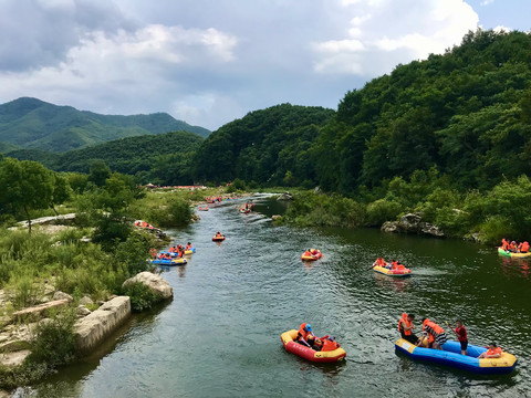 轻舟荡漾水面浮