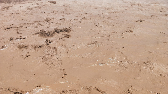 奔腾的泥沙河